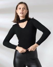 Дамска блуза с ефектно деколте в черно - код 29548