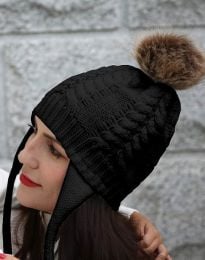 Дамска шапка в черно с пухче - код WH5