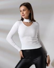 Дамска блуза с ефектно деколте в бяло - код 29548