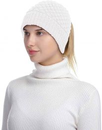 Ефектна дамска шапка в бяло - код WH23