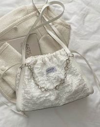 Атрактивна дамска чанта в бяло - код B645