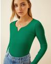 Дамска блуза с ефектно деколте в зелено- код 21025