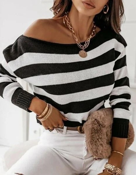 Атрактивен дамски пуловер на райе в бяло и черно