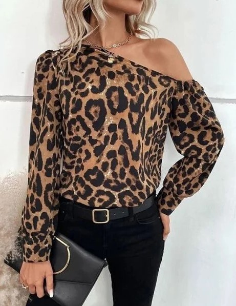 Атрактивна блуза с голо рамо с леопардов десен