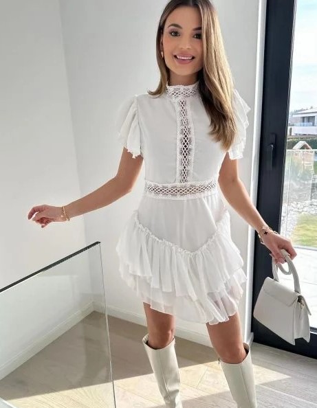 Кокетна къса дамска рокля в бяло